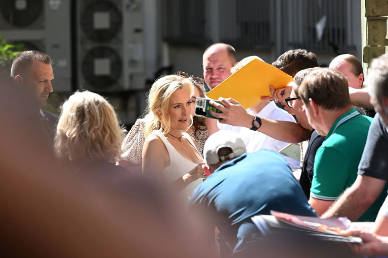 Vor dem Deutschen Theater hatten sich viele Fans eingefunden. Geduldig erfüllte Anderson ihre Wünsche nach Autogrammen und Selfies. — © Felix Hörhager/dpa