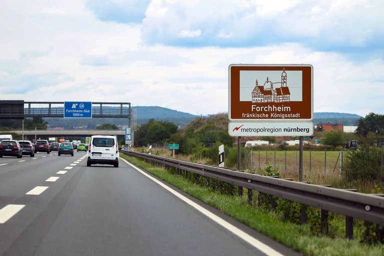Etwa 15 Jahre hält ein Schild nach Angaben der Autobahn GmbH. (Archivbild) — © Daniel Löb/dpa