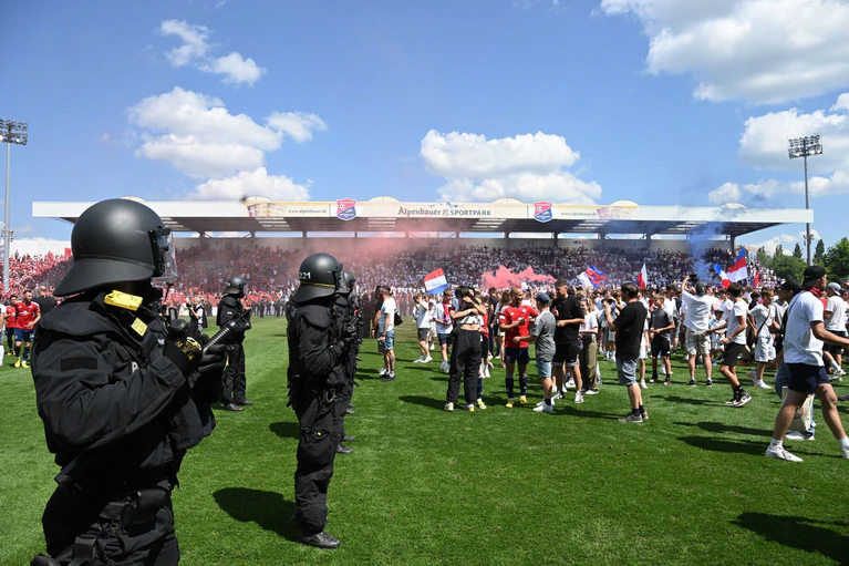 Der Sportpark Unterhaching ist wegen nicht ausreichenden Sicherheitskonzeptes von der Gemeinde gesperrt worden. — © Angelika Warmuth/dpa