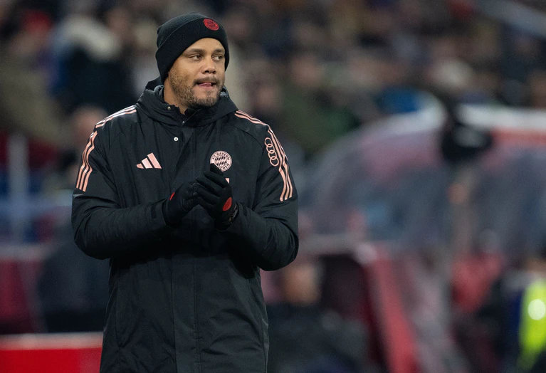 Warm eingepackt am Spielfeldrand: Trainer Vincent Kompany. — © Sven Hoppe/dpa