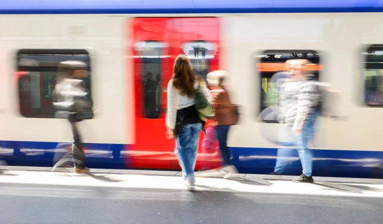 Die Zukunft des Deutschlandabos für den öffentlichen Nahverkehr bleibt ungewiss. (Archivbild) — © Julian Stratenschulte/dpa