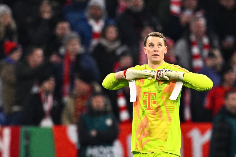 Frühes Arbeitsende nach dem ersten Platzverweis als Profi: Manuel Neuer. — © Tom Weller/dpa