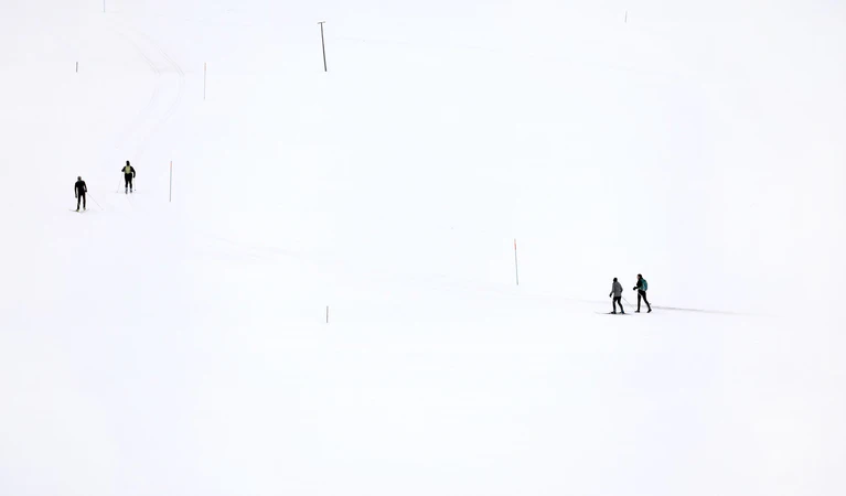 Langläufer durchstreifen bei Oberstdorf im Allgäu die winterliche Landschaft. — © Karl-Josef Hildenbrand/dpa