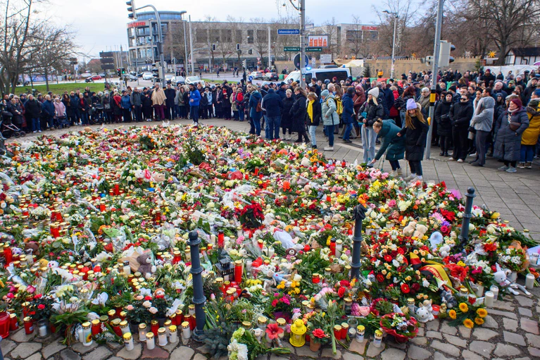 Die Trauer nach dem Anschlag in Magdeburg ist groß. — © Klaus-Dietmar Gabbert/dpa