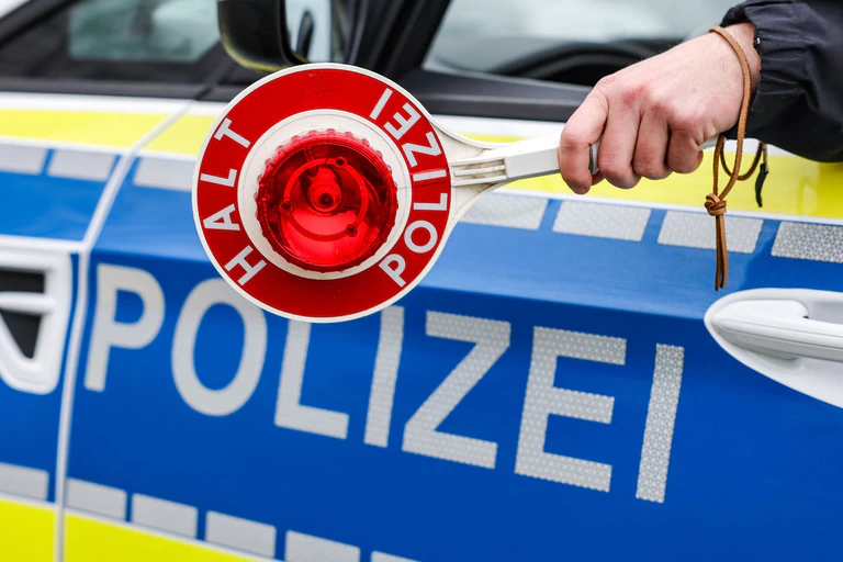 Ein Fahranfänger fuhr mit seinem Auto 64 Kilometer pro Stunde zu schnell. (Symbolbild) — © Jan Woitas/dpa