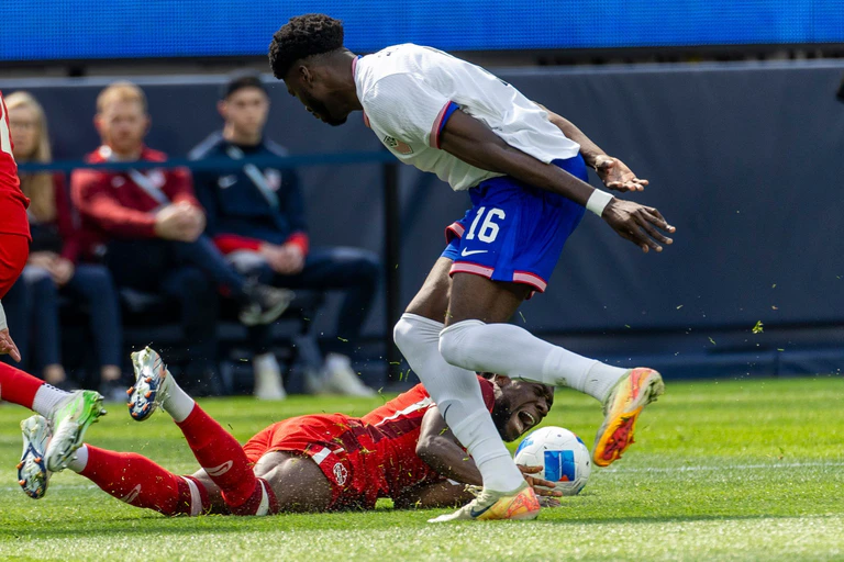 Der Moment, in dem sich Alphonso Davies verletzte — © Ringo Chiu/ZUMA Press Wire/dpa