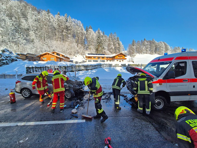 Die Bundesstraße 305 war nach dem Unfall für mehrere Stunden voll gesperrt. — © Angerer/BRK Kreisverband Berchtesgadener Land/dpa