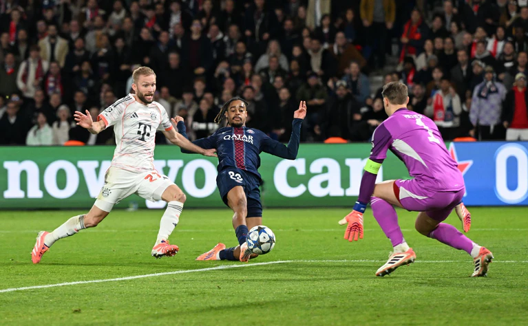 Grandios mit fast 40: Manuel Neuer (r) verhindert gegen Bradley Barcola das 1:1. — © Federico Gambarini/dpa