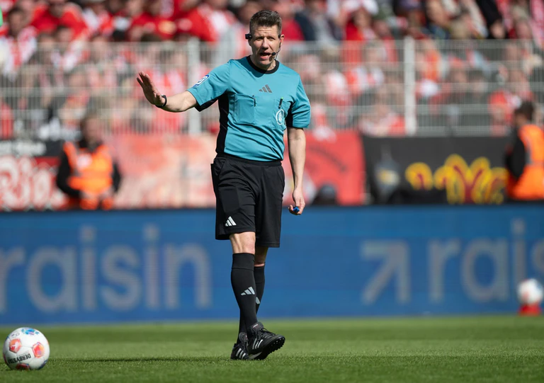 Letzter Bundesliga-Einsatz: Patrick Ittrich beendet seine Schiedsrichter-Karriere. — © Soeren Stache/dpa
