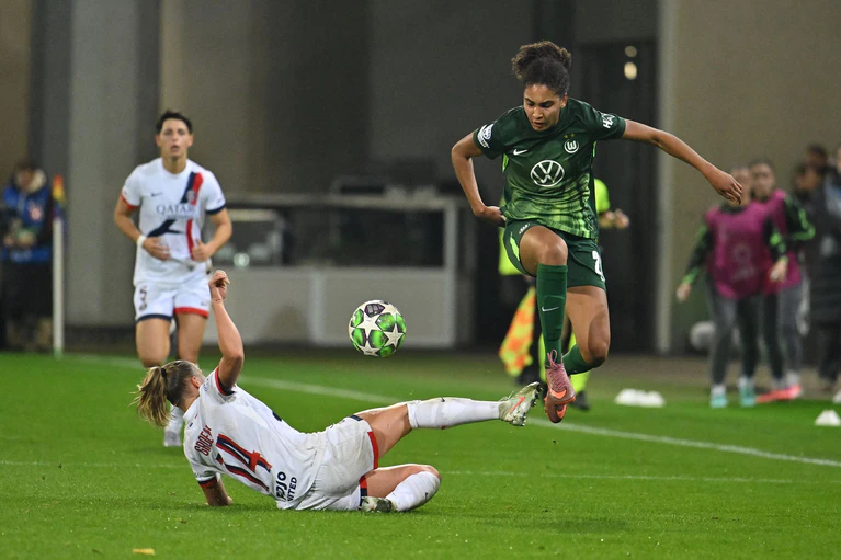 Cora Zicai (r, VfL Wolfsburg) markierte in Leipzig das 0:1 (Archivbild). — © Swen Pförtner/dpa