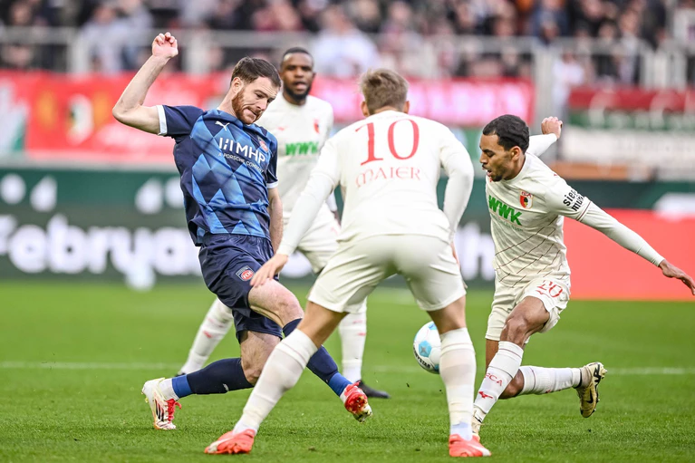 In Augsburg wurde verbissen um den Ball gekämpft. — © Harry Langer/dpa