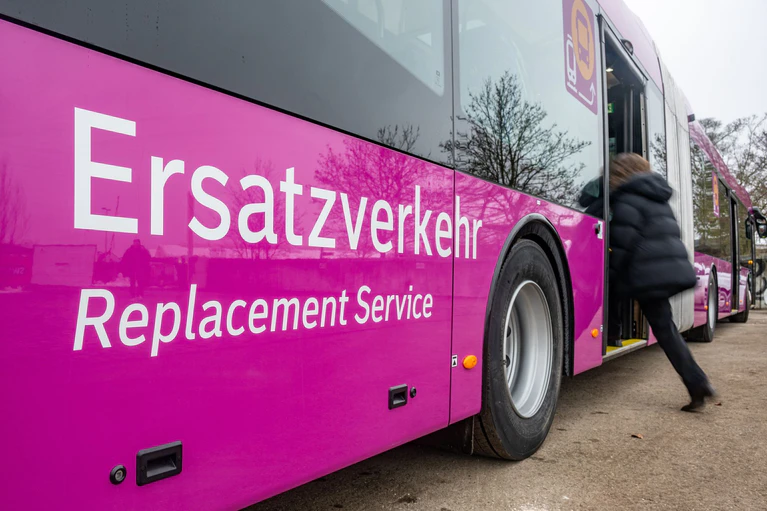 Die Bahnstrecke zwischen Obertraubling und Passau wird wegen Bauarbeiten ab Mitte Juni vorübergehend gesperrt. Es fahren Ersatzbusse. (Archivbild) — © Armin Weigel/dpa