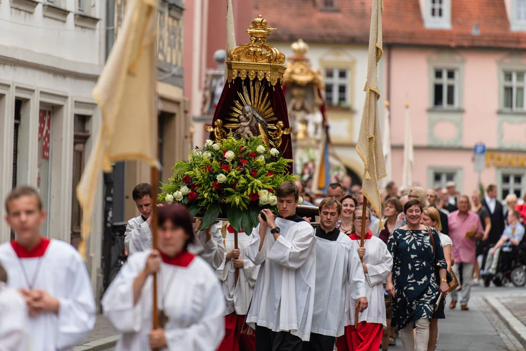 Die Prozession zu Fronleichnam in Bamberg. (Archivbild) — © Nicolas Armer/dpa