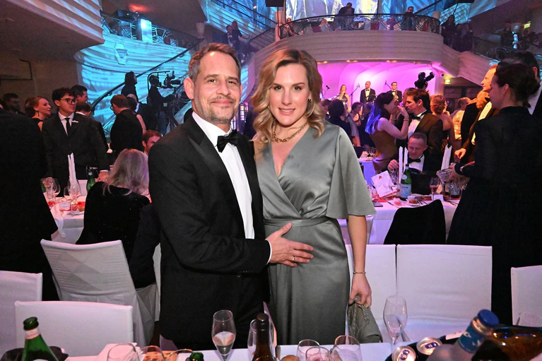 Frisch gebackene Eltern: Moritz Bleibtreu und seine Frau Saskia — © Felix Hörhager/dpa