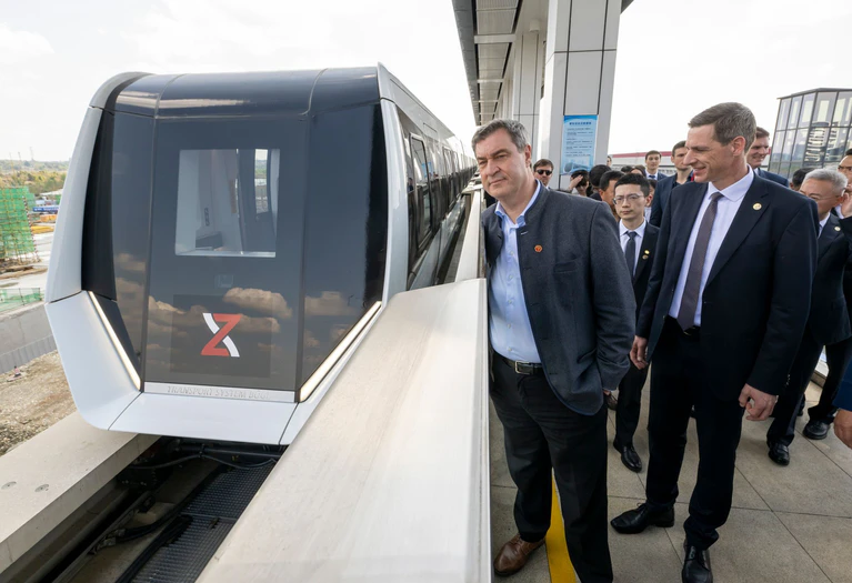 Diese Magnetschwebebahn der oberpfälzischen Firmengruppe Max Bögl schaute sich Ministerpräsident Markus Söder (CSU) in China an. Ob es eine solche Bahn auch in seiner Heimatstadt Nürnberg gehen wird, ist weiter unklar. (Archivbild) — © Peter Kneffel/dpa