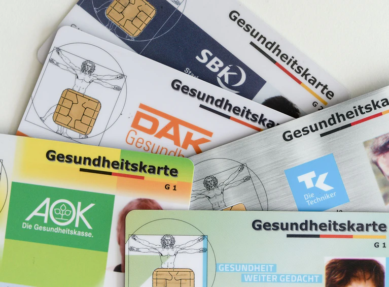 Die Ausgaben der gesetzlichen Krankenkassen in Bayern sind stark gestiegen. (Symbolbild) — © Jens Kalaene/dpa-Zentralbild/dpa