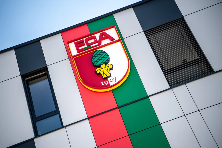 Bundesligist FC Augsburg zahlt wegen Unregelmäßigkeiten bei Gehaltsabrechnungen eine Geldbuße von einer halben Million Euro. (Archivfoto) — © Matthias Balk/dpa