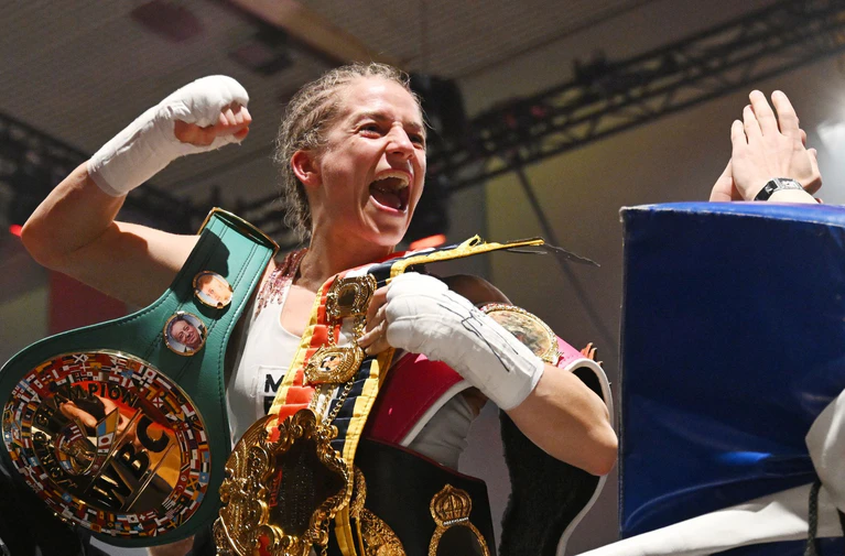 Profi-Boxerin Tina Ruprrecht feiert ihre drei WM-Titel. — © Marijan Murat/dpa