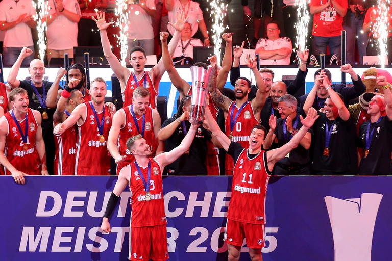 Die Bayern-Basketballer jubeln über den Meistertitel. — © Matthias Stickel/dpa