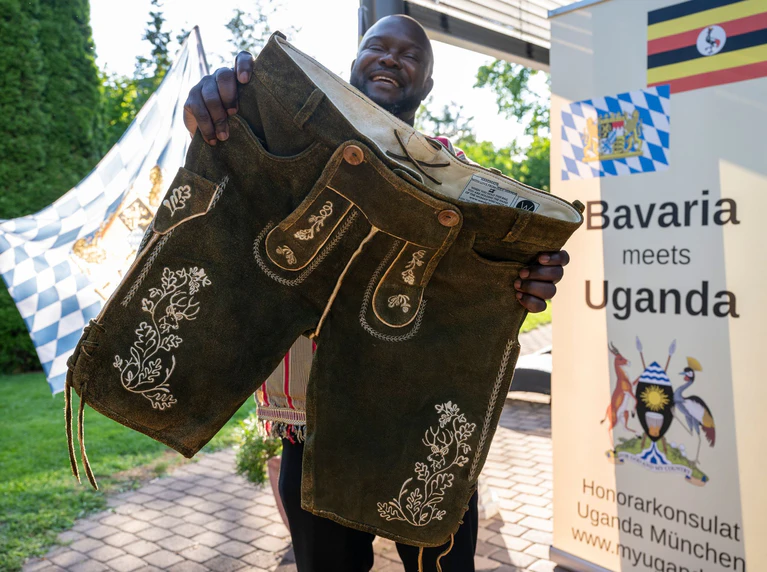 Die Lederhosen sollen als erstes in Uganda zum Einsatz kommen: Beim ersten Oktoberfest in der Stadt Gulu. — © Peter Kneffel/dpa
