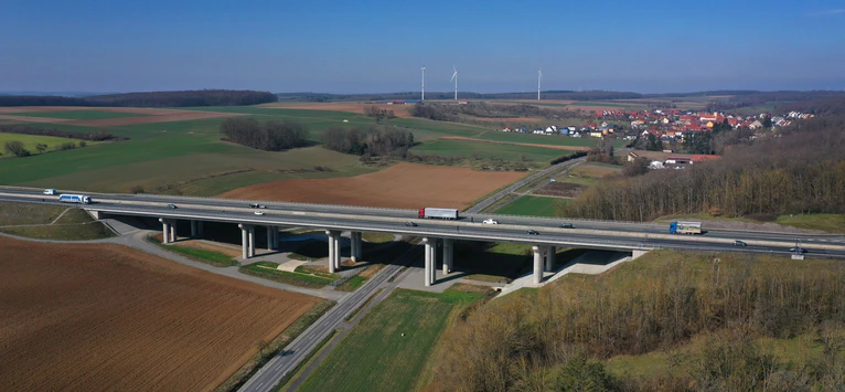Die erneuerte Talbrücke Schraudenbach der Autobahn A7. — © Karl-Josef Hildenbrand/dpa