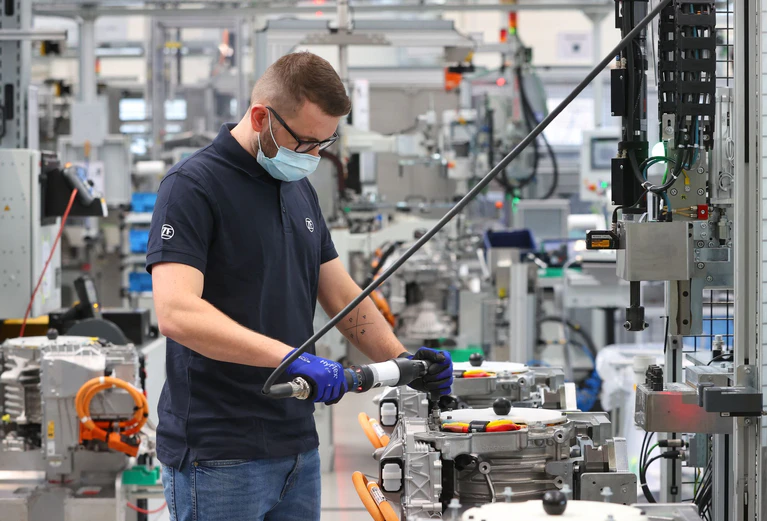 In Sorge: Autozulieferer in Schweinfurt — © Karl-Josef Hildenbrand/dpa