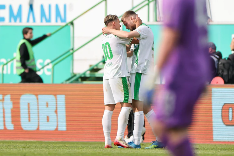 Für die Spieler von Greuther Fürth geht es in die Relegation. — © Daniel Löb/dpa