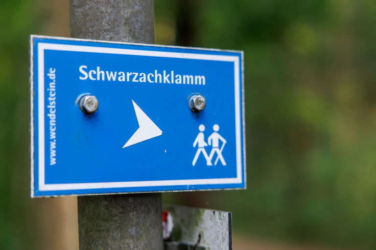 Durch die Schwarzachklamm führt ein Wanderweg, doch nicht alle Menschen bleiben auf ihm. — © Daniel Karmann/dpa