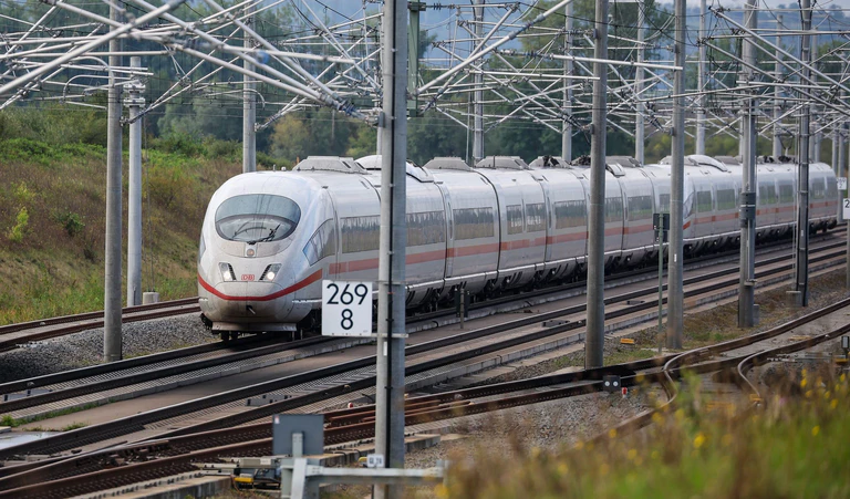 Die Deutsche Bahn will einen frühen ICE-Halt in Aschaffenburg streichen. (Symbolbild)  — © Jan Woitas/dpa
