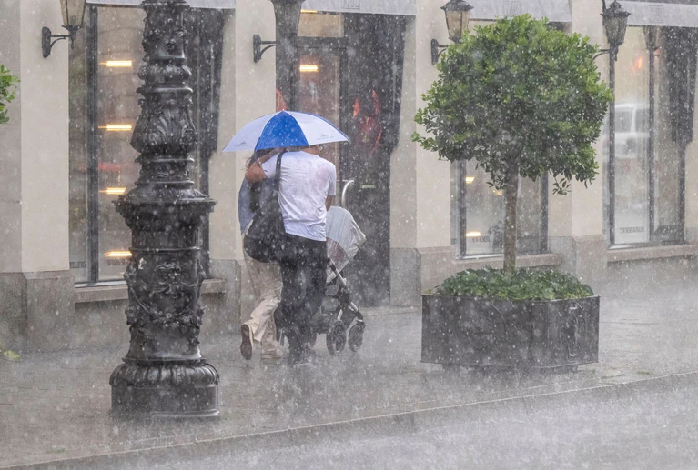 Laut einem Meteorologen wird so viel Regen fallen wie statistisch nur alle zehn Jahre. (Symbolbild) — © Peter Kneffel/dpa
