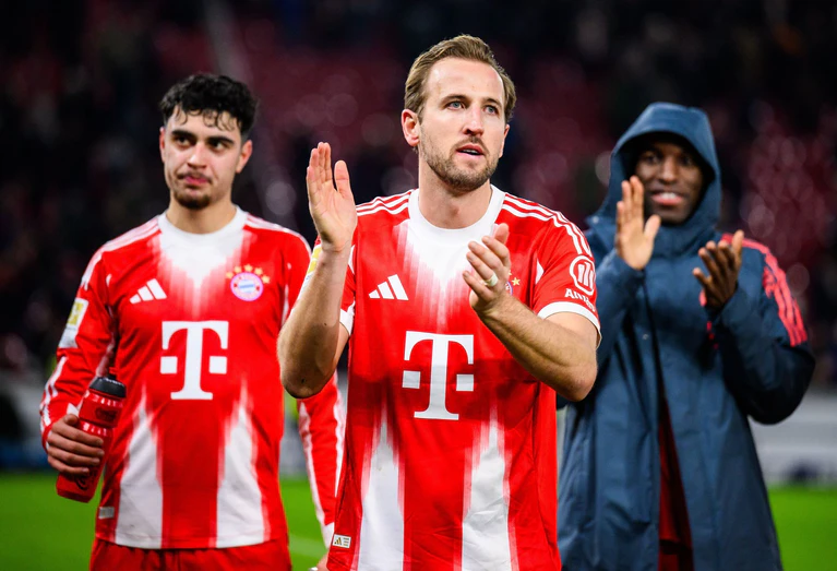 Dreifachtorschütze beim Sieg in Stuttgart: Bayern-Star Harry Kane (M.). — © Tom Weller/dpa