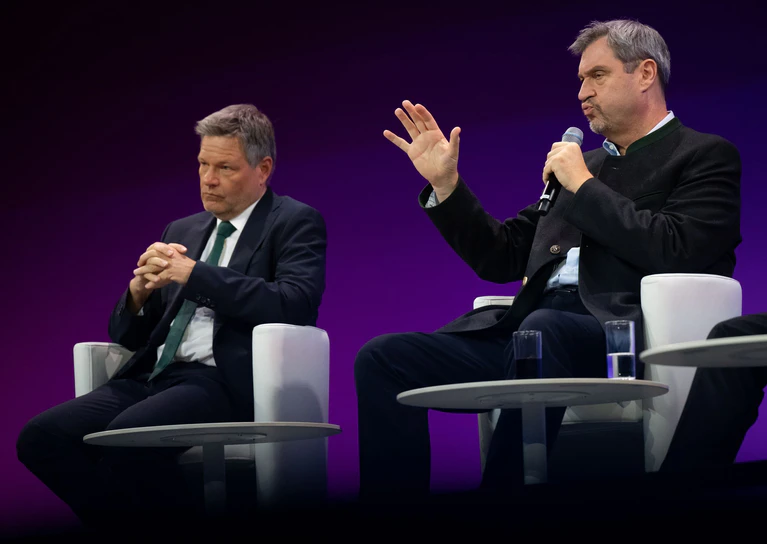 Ziemlich beste Feinde: Robert Habeck und Markus Söder. (Archivbild) — © Sven Hoppe/dpa