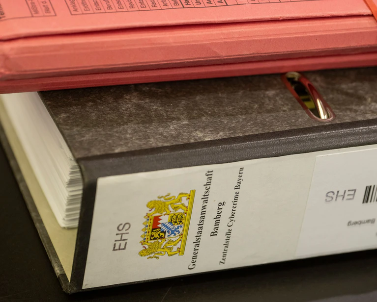 Die Fallzahlen von Kinderpornografie im Netz sind bei der Zentralstelle Cybercrime Bayern erneut angestiegen. (Archivbild) — © Stefan Puchner/dpa