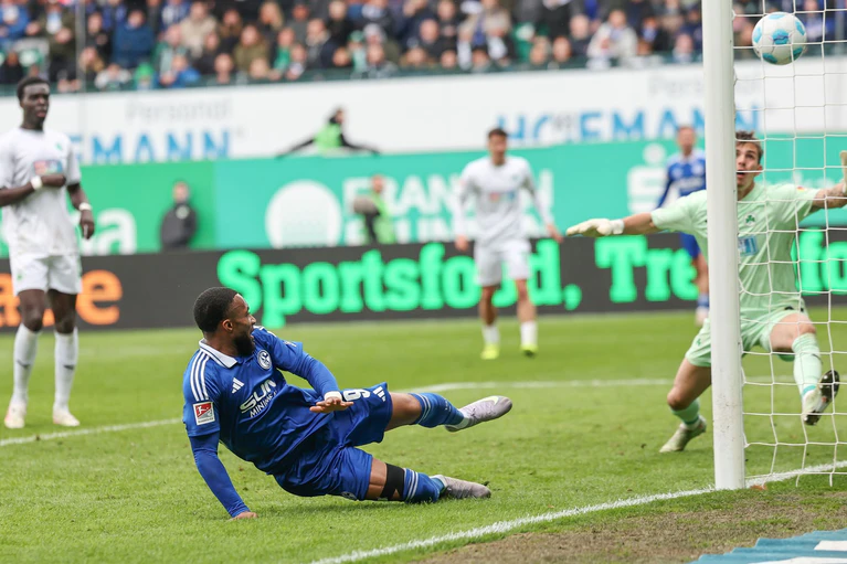 Sylla trifft spät zum 3:3-Ausgleich für Schalke — © Daniel Löb/dpa