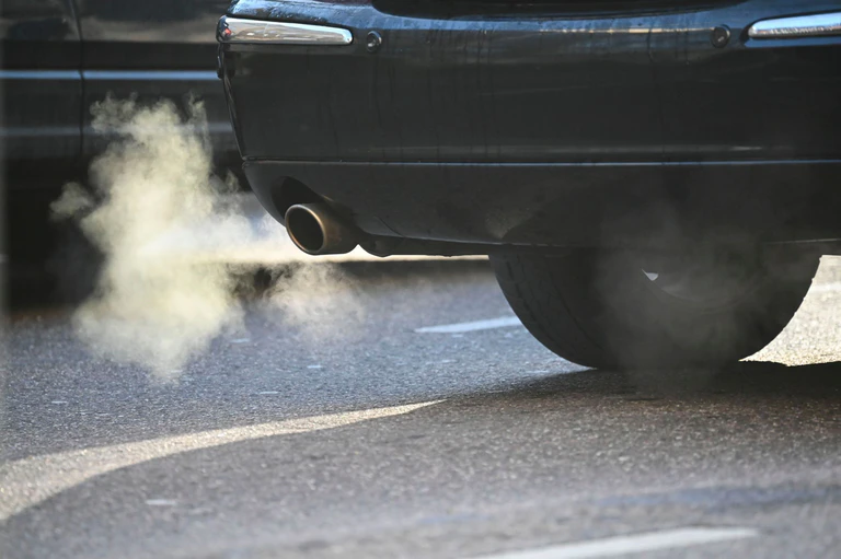 Die Deutsche Umwelthilfe will, dass BMW und Mercedes-Benz untersagt wird, in Zukunft Neuwagen mit klimaschädlichen Verbrennungsmotoren zu verkaufen. (Symbolbild) — © Katharina Kausche/dpa