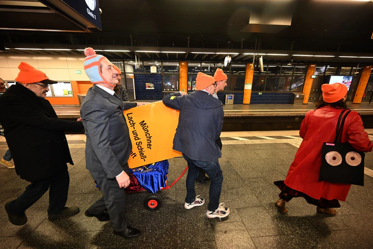 Die Münchner Lach- und Schießgesellschaft ist umgezogen - per U-Bahn und S-Bahn von Schwabing ins Kulturzentrum Gasteig.  — © Felix Hörhager/dpa