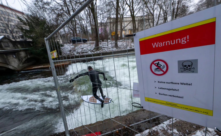 Wann offiziell wieder gesurft werden darf? Unklar.  — © Peter Kneffel/dpa