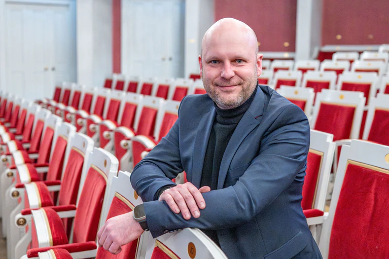 Bei der Gestaltung des Spielplans bescheinigte die Jury dem Regensburger Intendanten Sebastian Ritschel Mut und Innovationskraft. (Archivbild) — © Armin Weigel/dpa