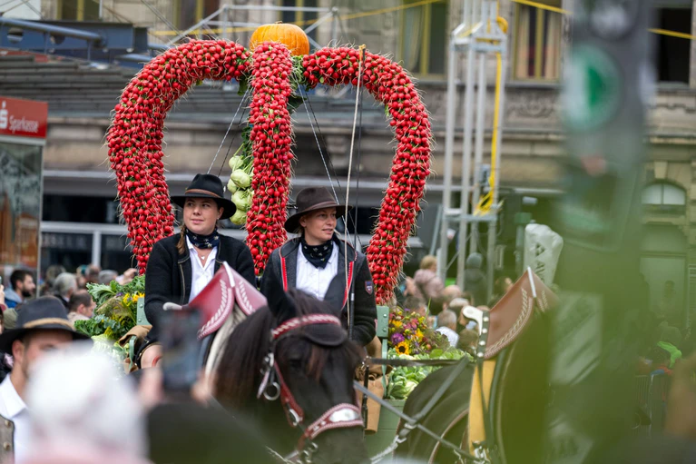 Erntedank ist ein Fest voller Traditionen - dazu gehört auch der Erntedankfestzug in Fürth, wo eine Erntekrone aus Radieschen gefertigt wurde. (Archivbild) — © Pia Bayer/dpa