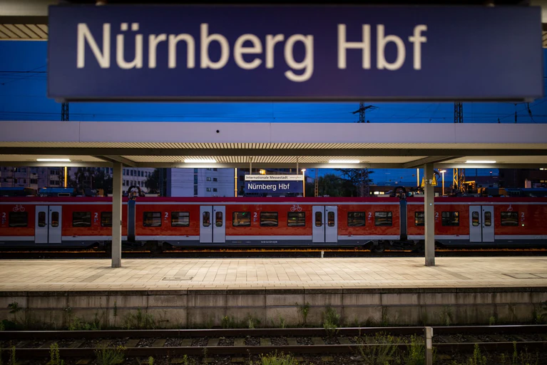 Der Brand eines Triebwagens sorgte für die Sperrung des Nürnberger Hauptbahnhofs. (Archivbild) — © Daniel Karmann/dpa