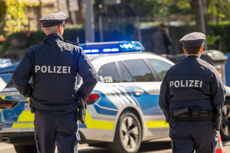Laut Innenministerium kommen auf eine Ausbildungsstelle zum Polizeimeister etwa neun Bewerbungen. (Symbolbild) — © Peter Kneffel/dpa