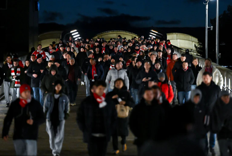 Tausende Fans kamen trotz Warmnstreik zum DFB-.Pokal — © Sven Hoppe/dpa