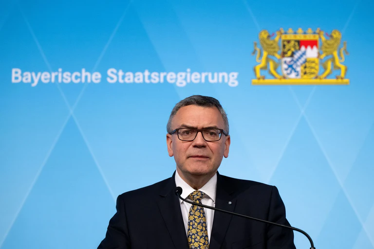 Die Entbürokratisierung in Bayern schreitet voran. Nach Angaben von Staatskanzleichef Florian Herrmann ist die Zahl der Vorschriften und Gesetze deutlich zurückgegangen. (Archivbild) — © Sven Hoppe/dpa
