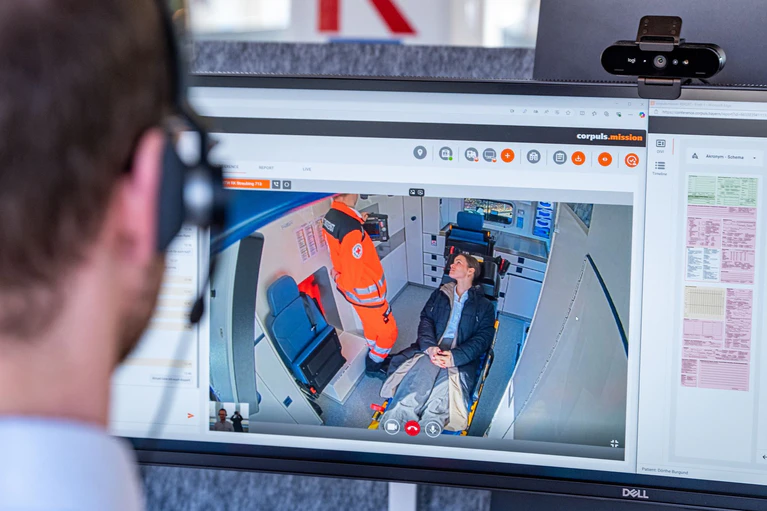 Der Telenotarzt hat den Patienten im Rettungswagen im Blick. — © Armin Weigel/dpa