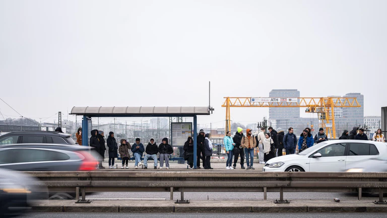 Am Dienstagmorgen lief der kommunale Nahverkehr wieder geregelt an. — © Lukas Barth-Tuttas/dpa