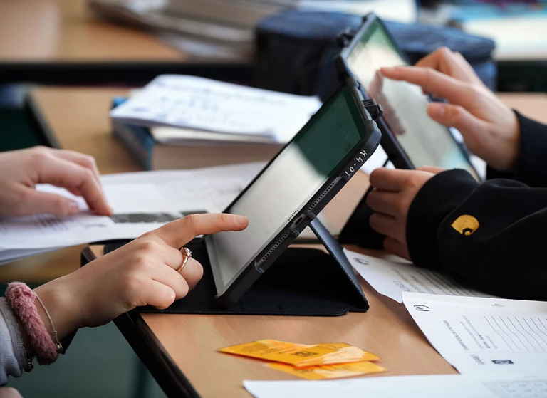 Tablets oder Laptops gehören an vielen Schulen zum Unterricht dazu. (Archivbild)  — © Soeren Stache/dpa