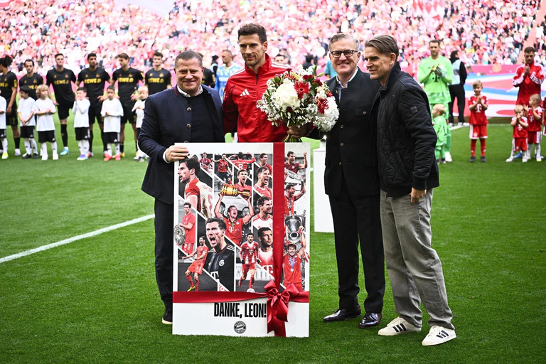 Nationalspieler Leon Goretzka (2vl) wird vor dem Spiel von den Bayern-Bossen Max Eberl, Jan-Christian Dreesen und Christoph Freund verabschiedet. — © Tom Weller/dpa