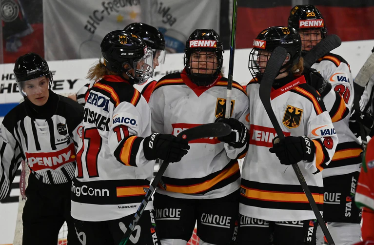 Franziska Feldmeier (r) beklagt Chancenungleichheit für weibliche Eishockeytalente. — © Markus Lenhardt/dpa