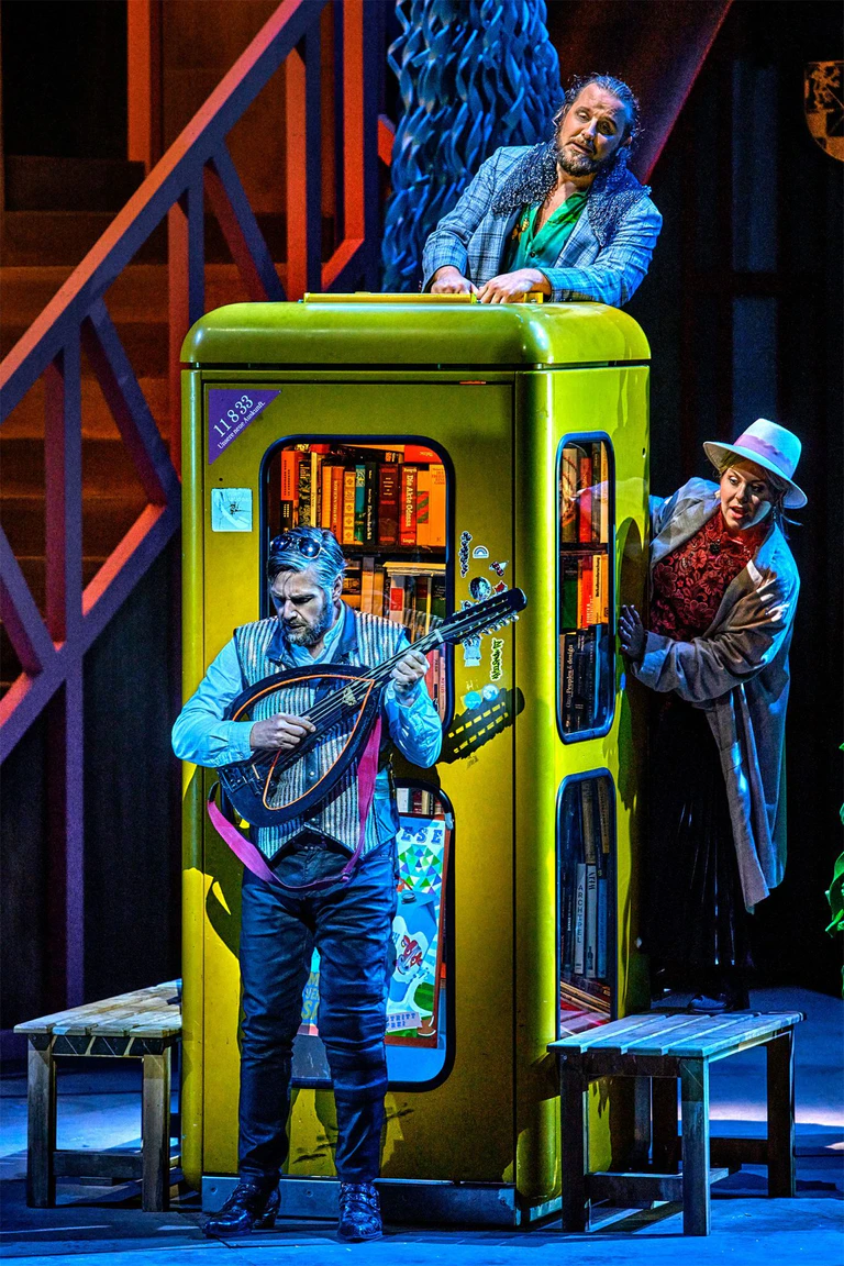 Eine alte Telefonzelle schafft es in Davids' Inszenierung. — © Enrico Nawrath/Bayreuther Festspiele/dpa