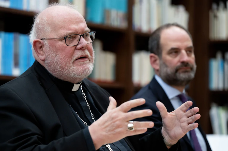 Informieren über die Ergebnisse: Kardinal Reinhard Marx und Matthias Belafi. — © Sven Hoppe/dpa